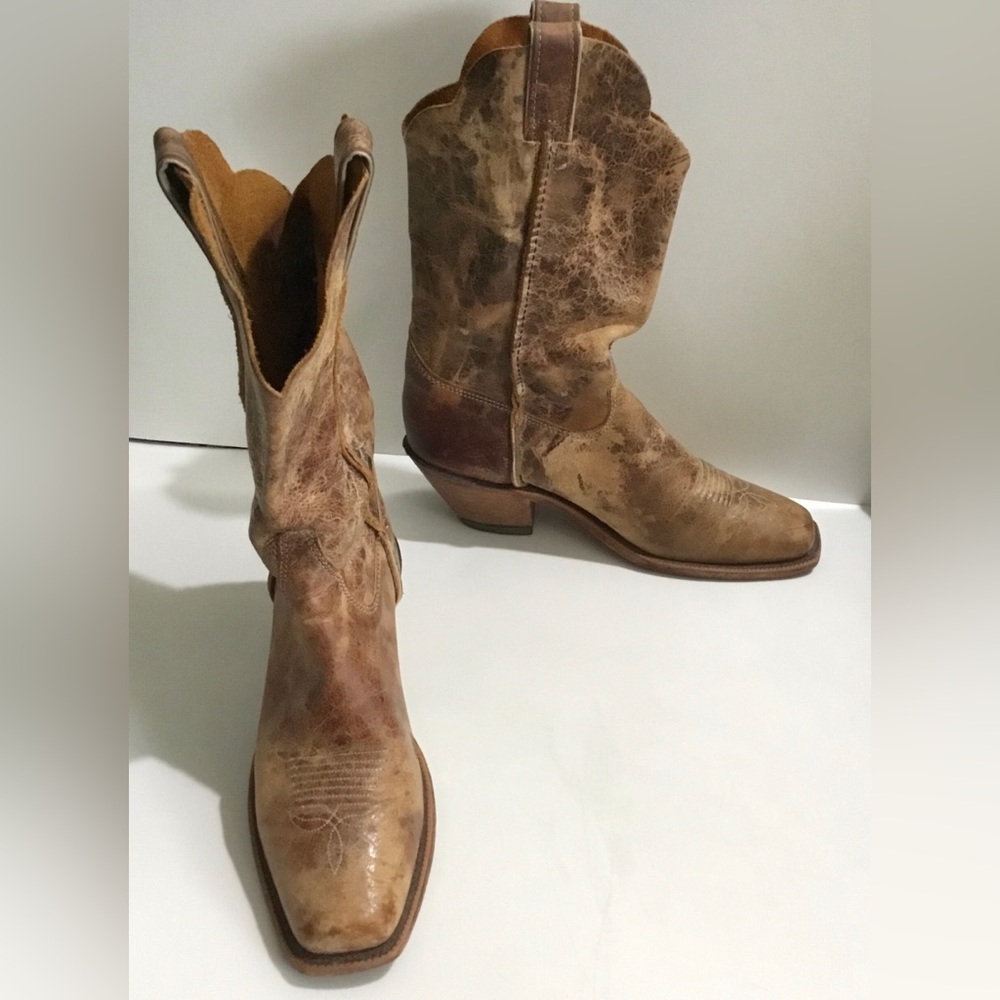Justin Boots distressed leather cowboy boots